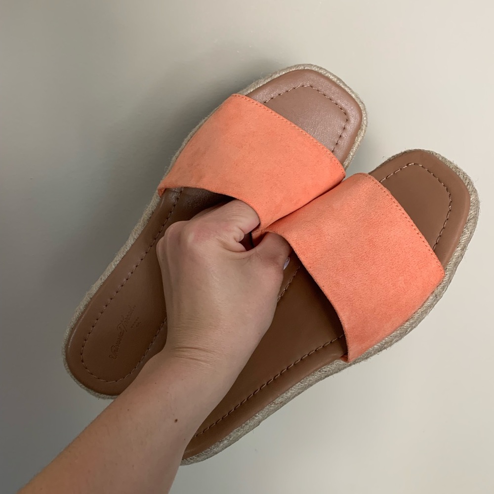 Creamsicle orange slide sandals. Nice suede like strap. These look brand new!